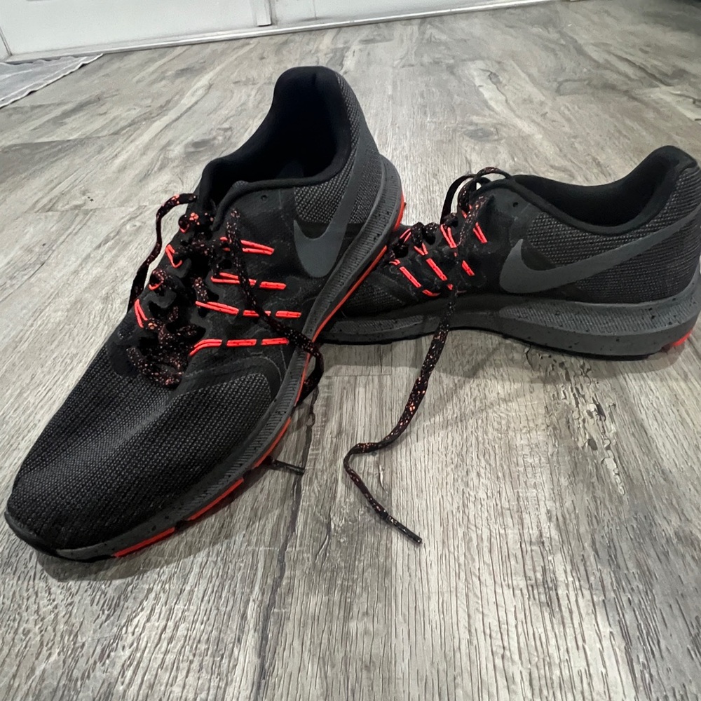 Nike Men's Run Swift Black and Red Athletic Shoes